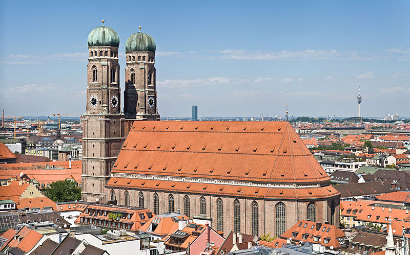 800px-Frauenkirche_Munich_-_View_from_Peterskirche_Tower2